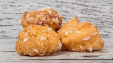 Choux pasta şeker serpilir