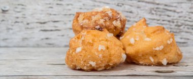 Choux pasta şeker serpilir