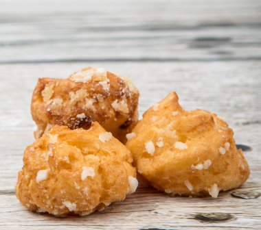 Choux pasta şeker serpilir