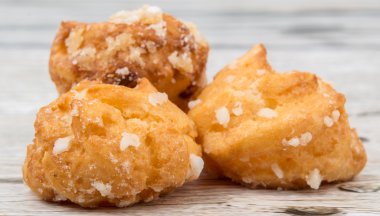 Choux pasta şeker serpilir
