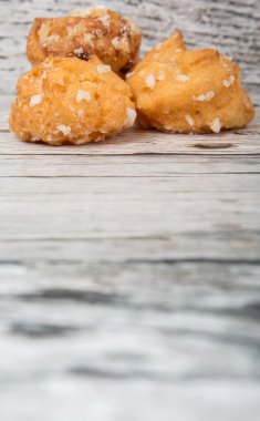 Choux pasta şeker serpilir