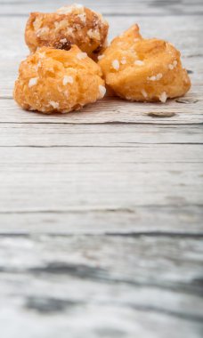 Choux pasta şeker serpilir