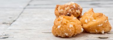 Choux pasta şeker serpilir