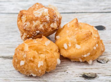 Choux pasta şeker serpilir