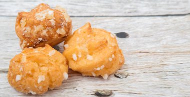 Choux pasta şeker serpilir