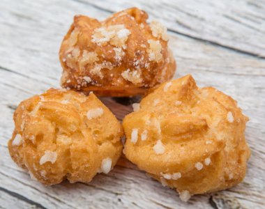 Choux pasta şeker serpilir
