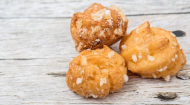 Choux pasta şeker serpilir