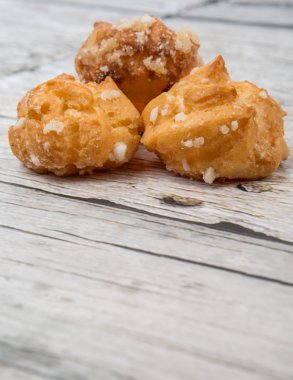 Choux pasta şeker serpilir