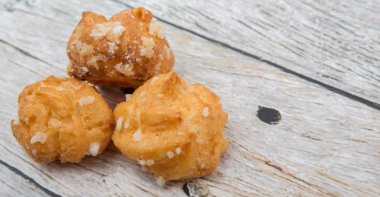 Choux pasta şeker serpilir