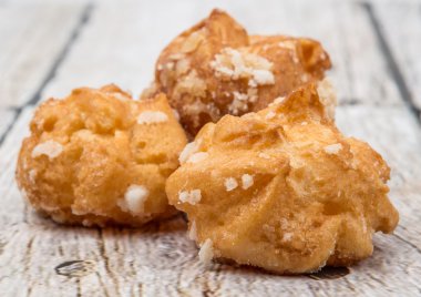 Choux pasta şeker serpilir