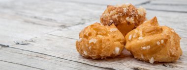 Choux pasta şeker serpilir