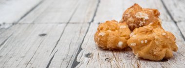 Choux pasta şeker serpilir