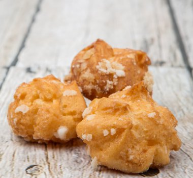 Choux pasta şeker serpilir