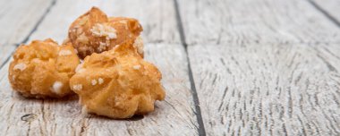 Choux pasta şeker serpilir