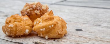 Choux pasta şeker serpilir