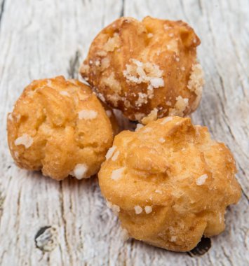 Choux pasta şeker serpilir