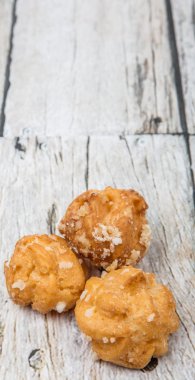 Choux pasta şeker serpilir
