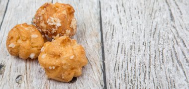 Choux pasta şeker serpilir