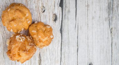 Choux pasta şeker serpilir