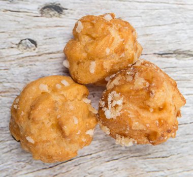 Choux pasta şeker serpilir