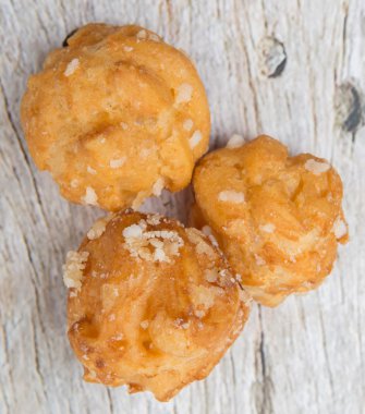 Choux pasta şeker serpilir