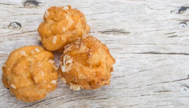 Choux pasta şeker serpilir