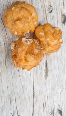 Choux pasta şeker serpilir