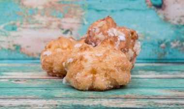 Choux pasta şeker serpilir