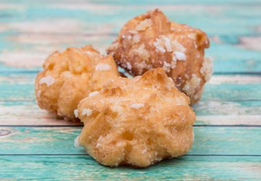 Choux pasta şeker serpilir