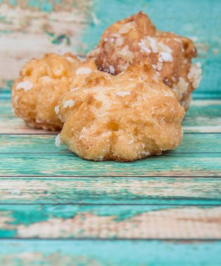 Choux pasta şeker serpilir