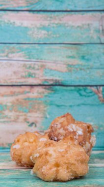 Choux pasta şeker serpilir