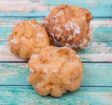 Choux pasta şeker serpilir