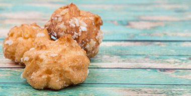 Choux pasta şeker serpilir