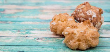 Choux pasta şeker serpilir