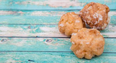 Choux pasta şeker serpilir