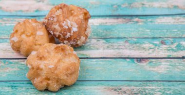 Choux pasta şeker serpilir