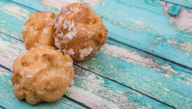 Choux pasta şeker serpilir