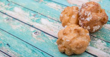 Choux pasta şeker serpilir