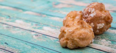 Choux pasta şeker serpilir