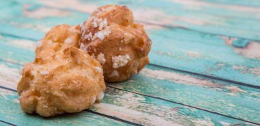 Choux pasta şeker serpilir