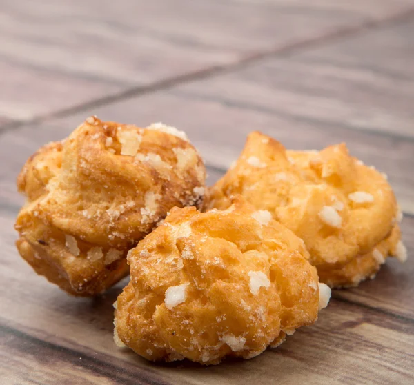 Choux pasta şeker serpilir