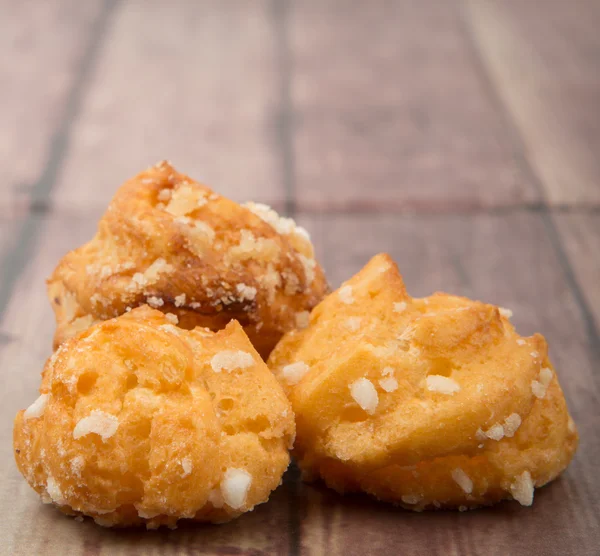 Choux pasta şeker serpilir