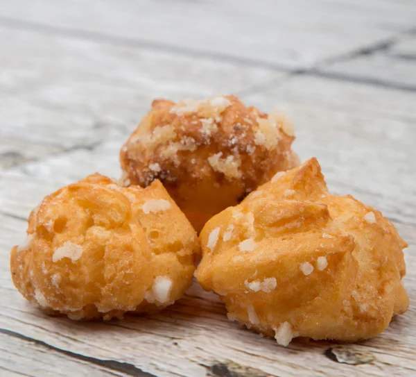 Choux pasta şeker serpilir