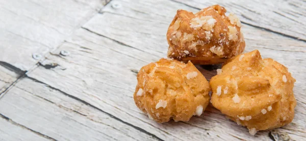 Choux pasta şeker serpilir