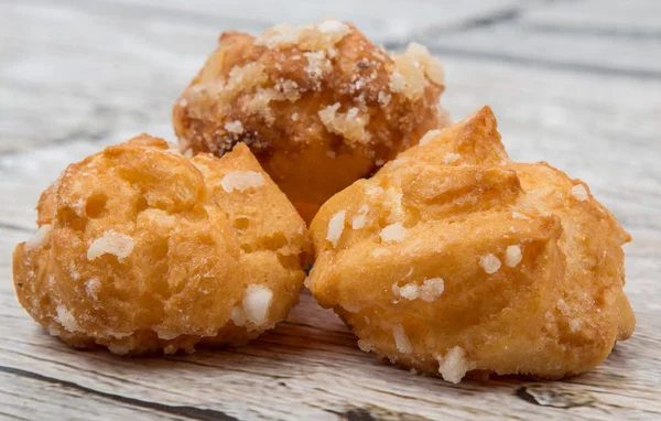 Choux pasta şeker serpilir