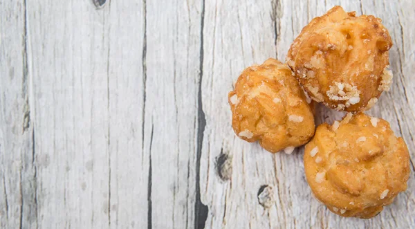 Choux konditorivaror beströs med socker — Stockfoto