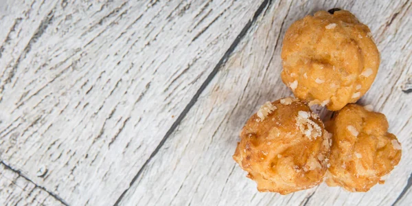 Choux pasta şeker serpilir