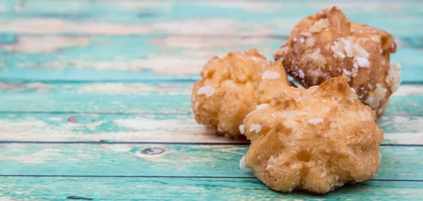 Choux pasta şeker serpilir