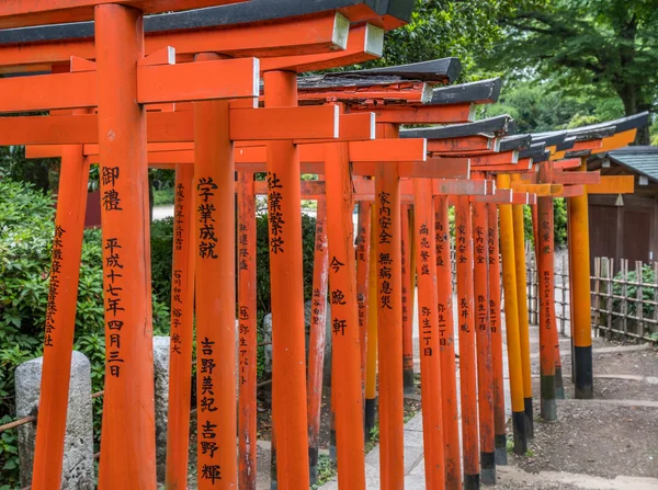 Japońskie bramy Torii w świątyni Nezu, Tokio — Zdjęcie stockowe