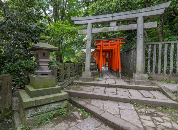 Японський torii Гейтс на Nezu shrine, Токіо — стокове фото